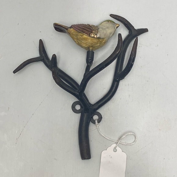 Beautiful Painted Metal Bird on vine - Picture 2 of 6